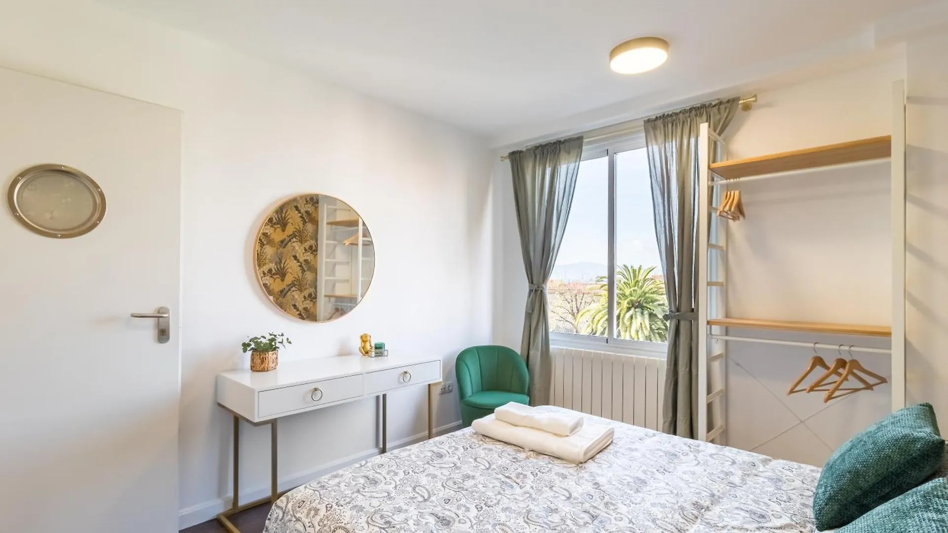 Calma, Luz Y Diseno En El Centro De Santander Apartment
